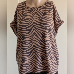 BANANA REPUBLIC. TIGER STRIPPED TOP. RELAXED FIT. SHORT SLEEVE. JERSEY KNIT.